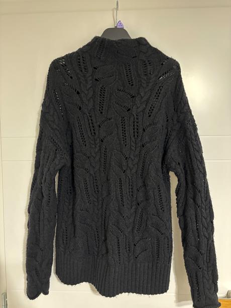 Čierny pletený pulover, 