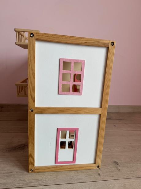 Drevený domček na hranie, 