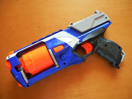 Nerf strongarm s doplnkami,