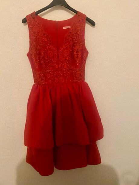 Spoločenské šaty s krajkou, 34