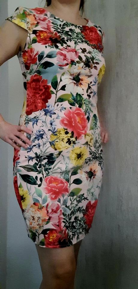 Kvetované púzdrové šaty, m