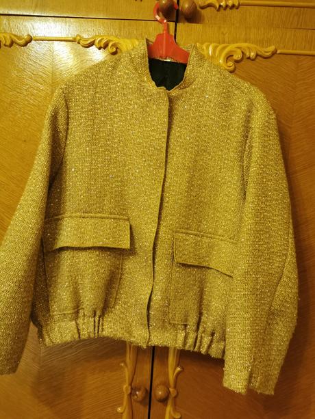 Moderná žltá  ležerna dámska bundička, s