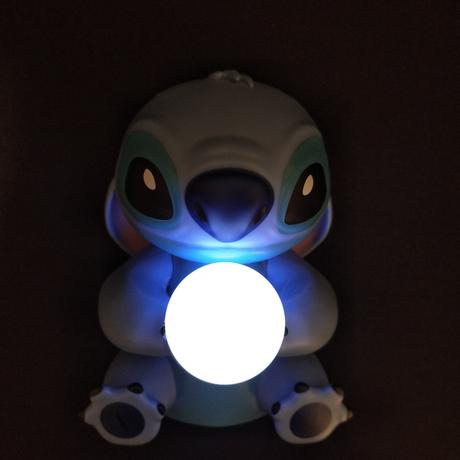 Figúrka stitch so svietiacou žiarovkou.,
