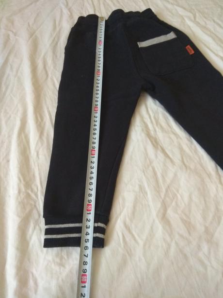 Tmavomodré tepláky, reserved,98