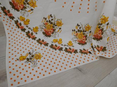 Veľkonočný obrus-kuriatka-140 x 131 cm,, 