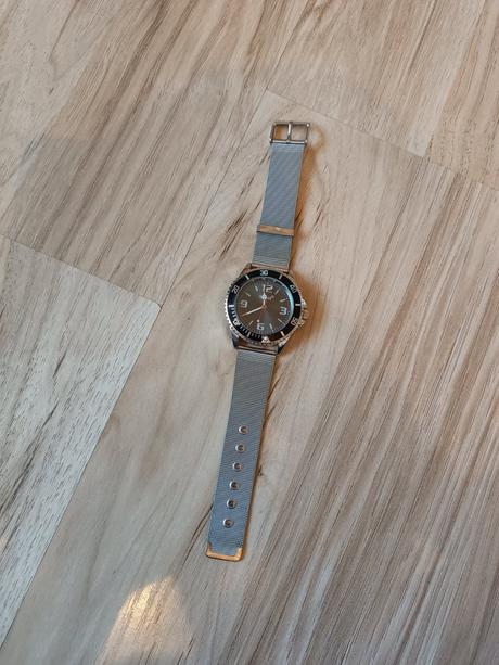 Moderné športové hodinky - kovový remienok, 