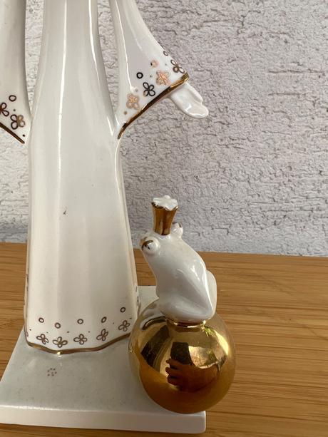 Znackova starozitna socha princezna a zaba,