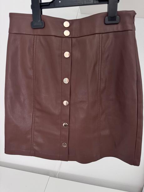 Štýlová koženková sukňa so zlatými gombíkmi, amisu,xs