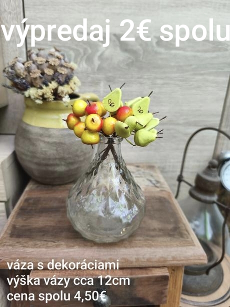 Váza s dekoráciami,