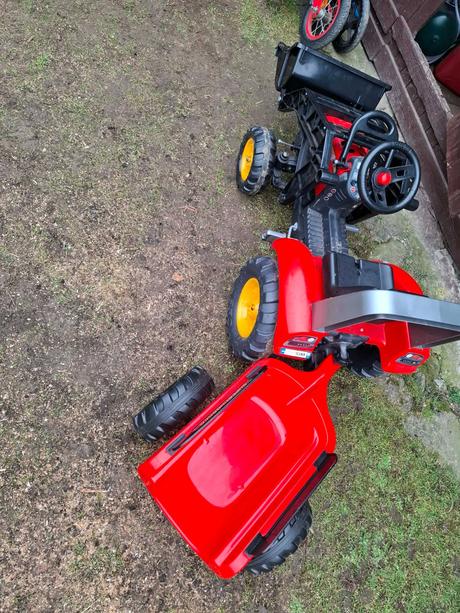 Detský šliapací traktor s vlečkou a nakladačom, 