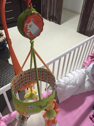 Jané hudobný kolotoč nad postielku,