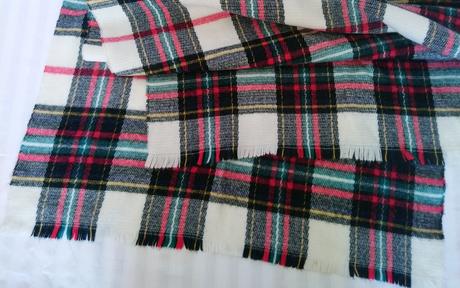 Podlhovastá farebná šatka so strapcami,