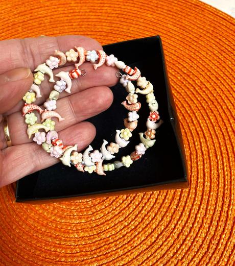 Náramok s delfínikmi, 