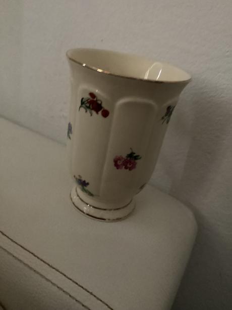 Krásna šálka s kvetinkami,