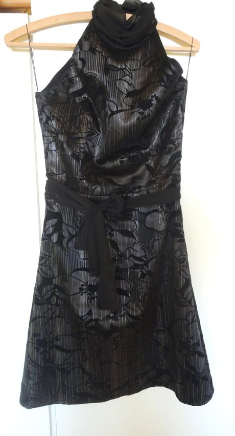 Čierne spoločenské šaty s kvetinkovou potlačou, 36