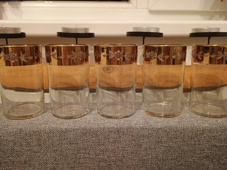 Sada pohárov s vygravírovaným vzorom,