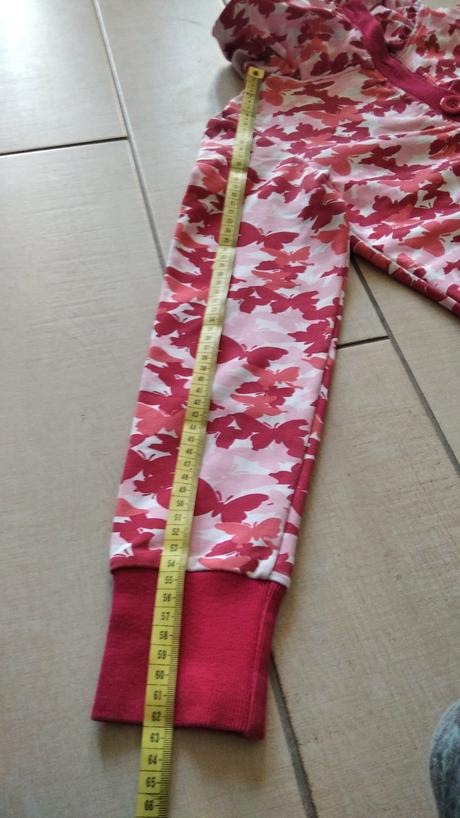 Mikina s motýlmi, 158