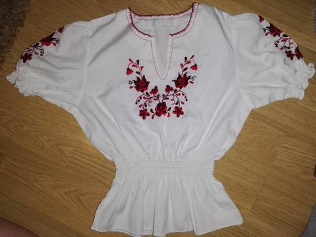Ručne vyšívané dámske tričko, s