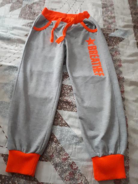 Teplaky s neonovo oranzovou aplikaciou, 116