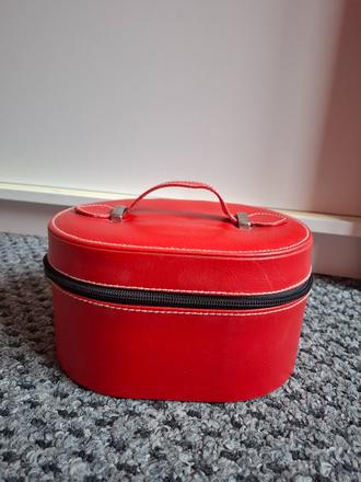 Červená šperkovnica,