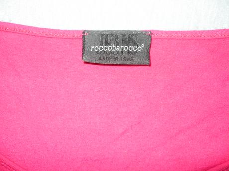 Cyklamenový top s trblietavými písmenami, s