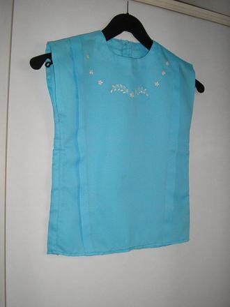 551. modrá blúzka, 134