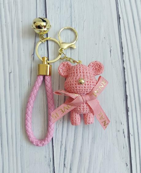 Prívesok s mackom a roľničkou,