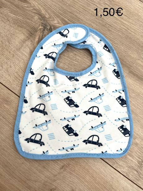 Látkový podbradník s autami,