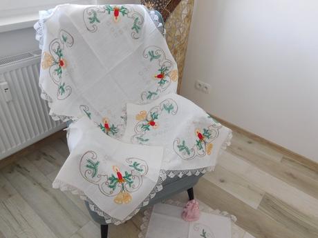 Ručne vyšívaný set vianočných obrusov obrusy a štó, 