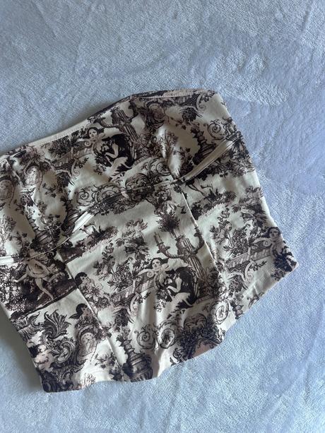 Top s odhalenými ramenami, m