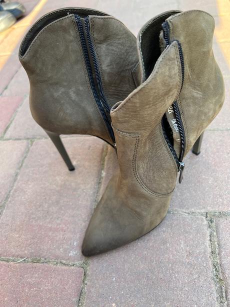 Členkové čižmičky, 37