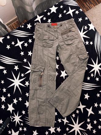 Kapsáčové nohavice, 36