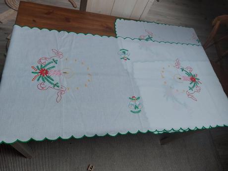 Vianocne obrusy vysivane - akcia, 