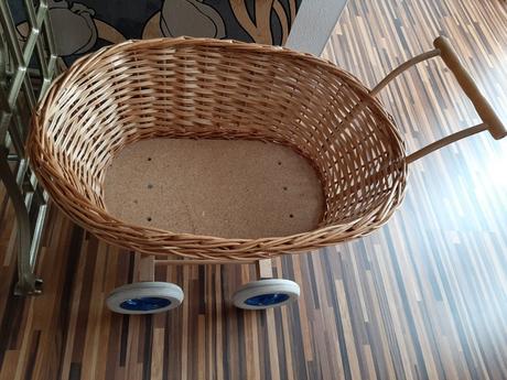 Zľava. prútený kočiar.,