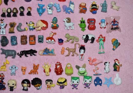 Mix kinder a iné figúrky,