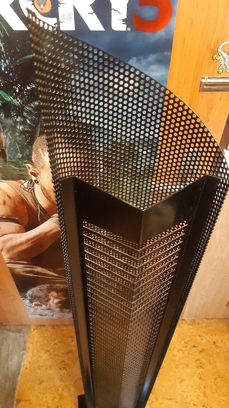 Predám železný stojan na cd výška160cm., 