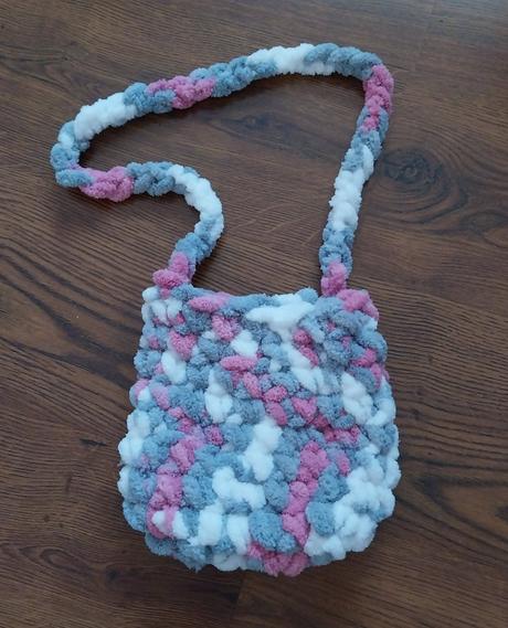 Háčkovaná kabelka,