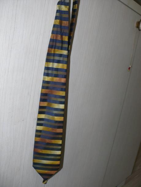 Pánska kravata tmavo-modrá so zlatou, 