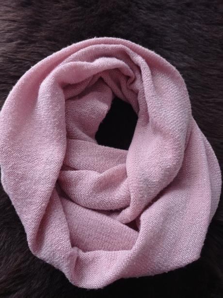 Pudrovoruzovy nakrcnik so striebornou nitou, h&m