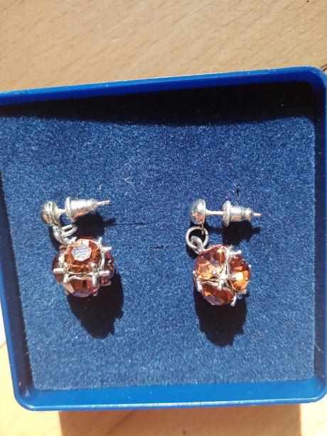 Bižutérne náušnice s hnedými kamienkami, 