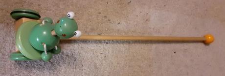 Drevena hracka na tlacenie zabka, 