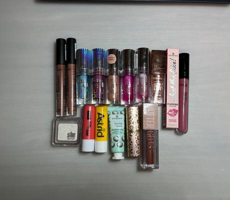Dekoratívna kozmetika rôznych značiek, 