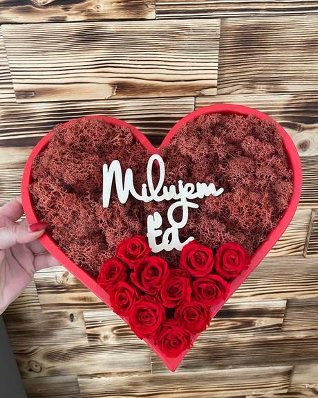 Drevené srdce s ružami a machom,