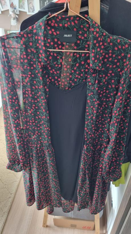 Šaty s motívom čerešní, 36