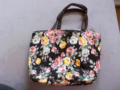 Kvetovaná kabelka do ruky,