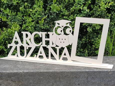 Darček k promóciám - stojan s titulom a menom,