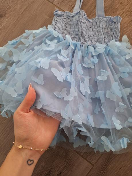 Šaty s tylovou sukňou a motylikmi, 74