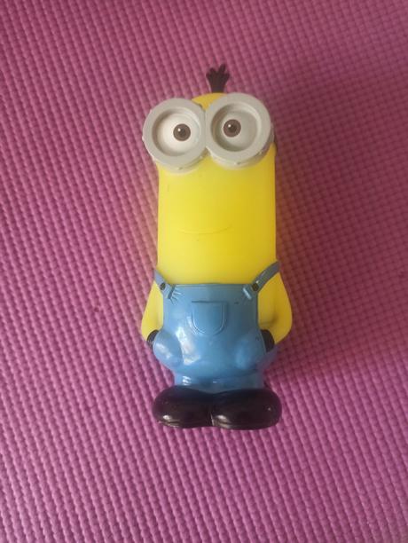 Minion svetlo meniaci farbu, 