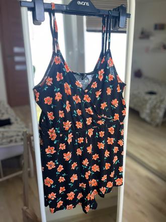Krátky letny overal kvetovany cierny oranzovy h&m, h&m,l