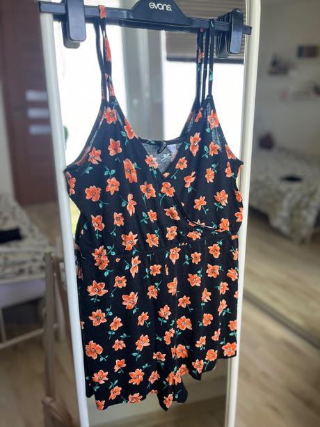 Krátky letny overal kvetovany cierny oranzovy h&m, h&m,l